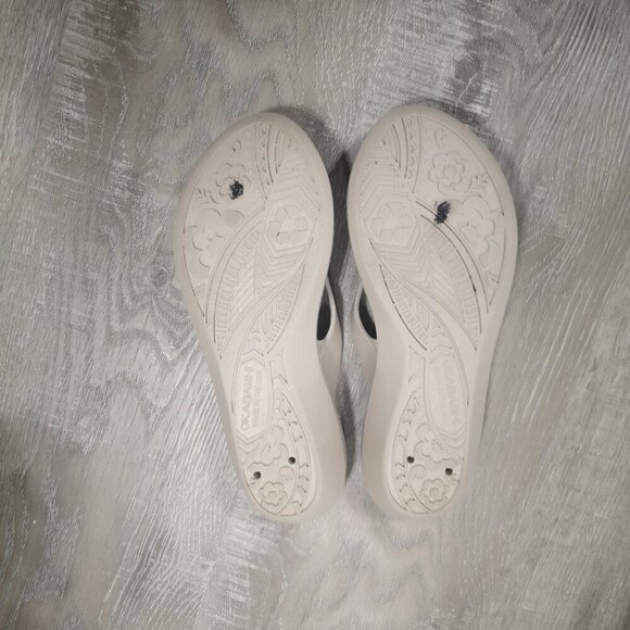 Okabashi Ladies Size Med. One Piece Construction Beige Thong Sandals - Picture 6 of 7